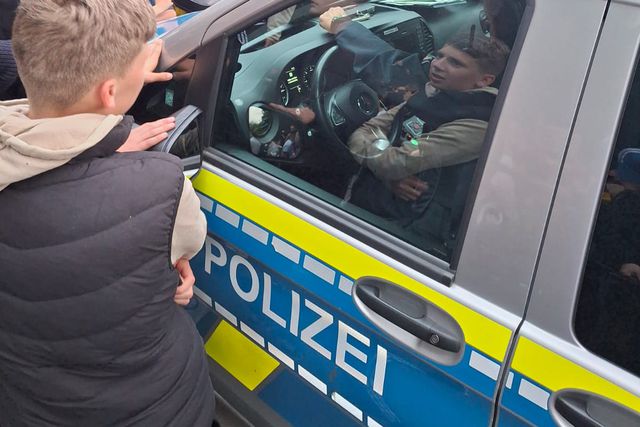 Alguma tensão em Marienfeld: adeptos quebraram barreiras de segurança