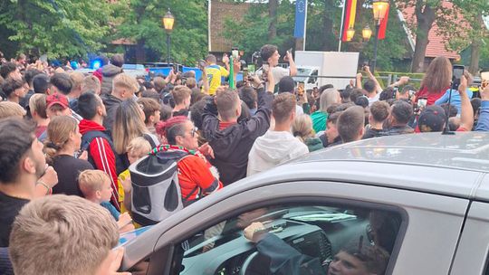 Alguma tensão em Marienfeld: adeptos quebraram barreiras de segurança