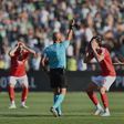 Luís Godinho, aqui a exibir o cartão amarelo a Carreras, foi muito criticado pela arbitragem na final da Taça de Portugal entre Benfica e Sporting