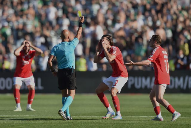 Luís Godinho, aqui a exibir o cartão amarelo a Carreras, foi muito criticado pela arbitragem na final da Taça de Portugal entre Benfica e Sporting