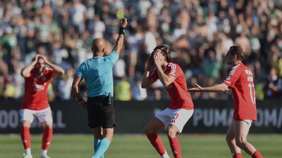 Luís Godinho, aqui a exibir o cartão amarelo a Carreras, foi muito criticado pela arbitragem na final da Taça de Portugal entre Benfica e Sporting