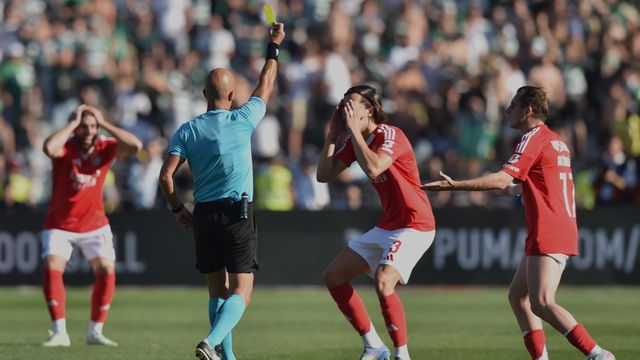 Luís Godinho, aqui a exibir o cartão amarelo a Carreras, foi muito criticado pela arbitragem na final da Taça de Portugal entre Benfica e Sporting