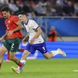 Rodrigo Pinheiro conduz a bola perante a perseguição de Matthis Abline durante o Portugal-França do Europeu de sub-21 que terminou com um empate a zero