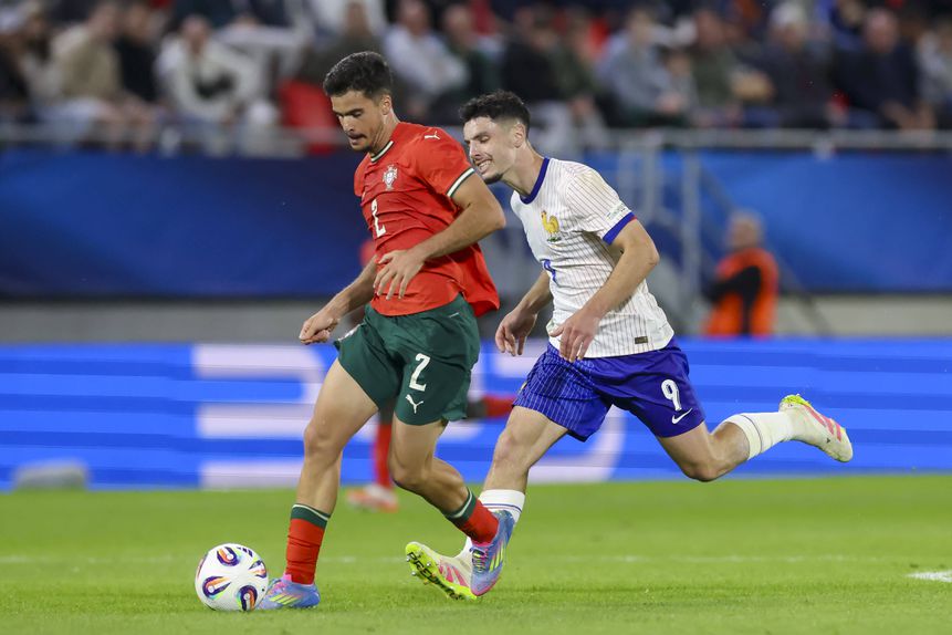 Rodrigo Pinheiro conduz a bola perante a perseguição de Matthis Abline durante o Portugal-França do Europeu de sub-21 que terminou com um empate a zero