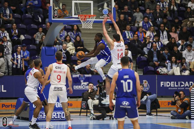 FC Porto vence Benfica e mantém-se na corrida ao título