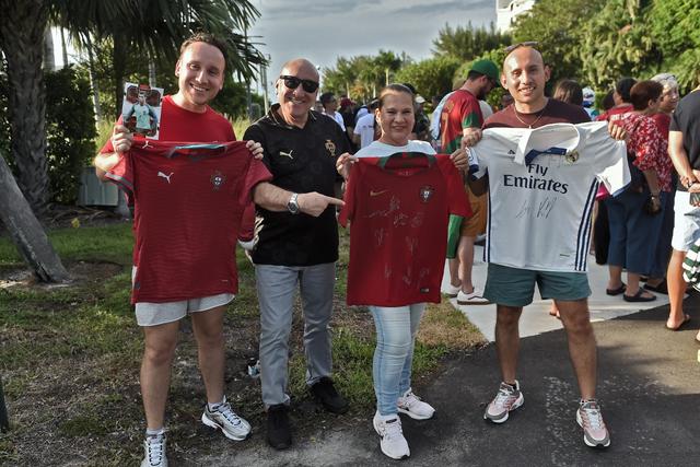 David, Jon, Sol e Cristian, quatro colombianos que só querem ver... Portugal campeão do Mundo - Foto: MIGUEL NUNES