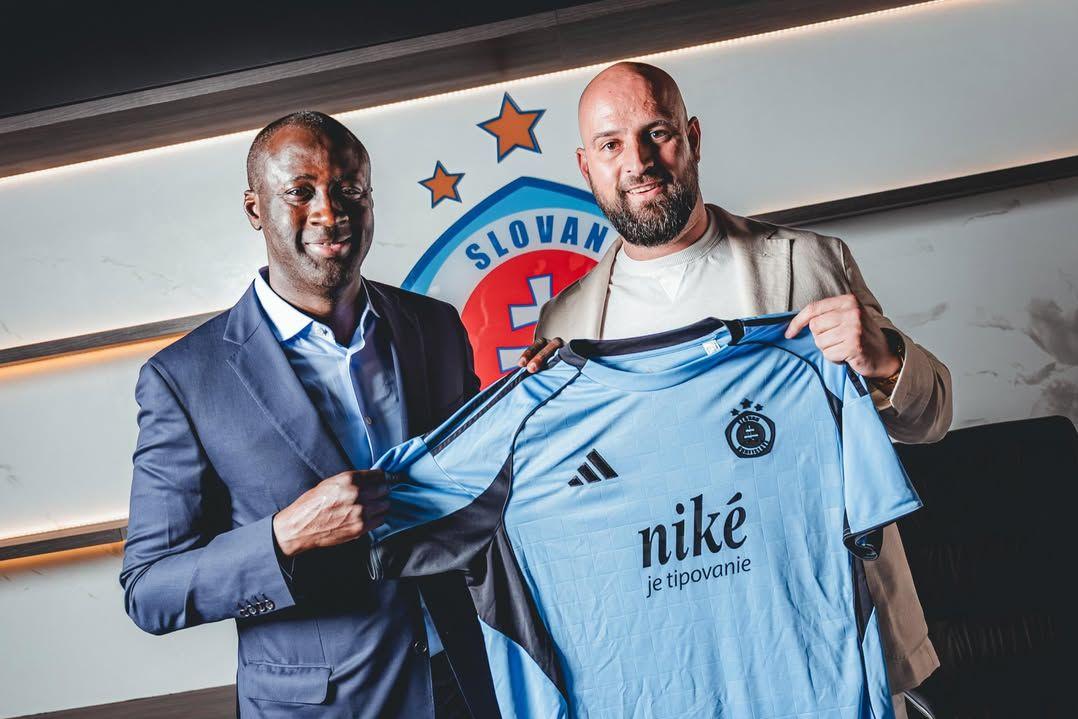 Yaya Touré com Ivan Kmotrík Jr., CEO do clube - Foto: Instagram/Slovan Bratislava