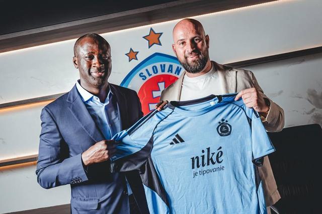 Yaya Touré com Ivan Kmotrík Jr., CEO do clube - Foto: Instagram/Slovan Bratislava