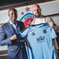Yaya Touré com Ivan Kmotrík Jr., CEO do clube - Foto: Instagram/Slovan Bratislava