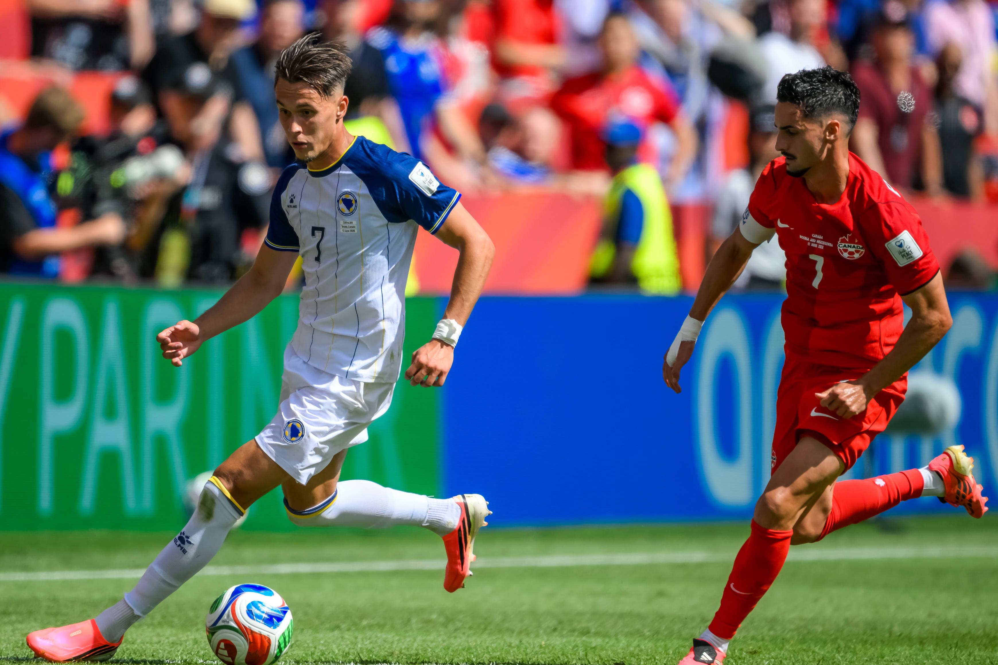 Dedic, num lance de ataque da Bósnia, perseguido por Eustáquio, no jogo entre a Bósnia e o Canadá no Mundial — Foto: IMAGO