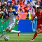 Dedic, num lance de ataque da Bósnia, perseguido por Eustáquio, no jogo entre a Bósnia e o Canadá no Mundial — Foto: IMAGO