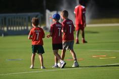 Invasão de mini-Ronaldos no treino aberto de Portugal
