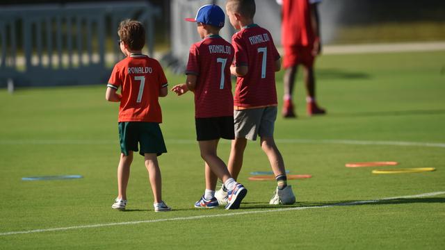 Invasão de mini-Ronaldos no treino aberto de Portugal