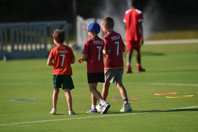 Invasão de mini-Ronaldos no treino aberto de Portugal