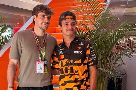 Fotis Ioannidis ao lado de Lando Norris, piloto da McLaren - Foto: Instagram/Ioannidis