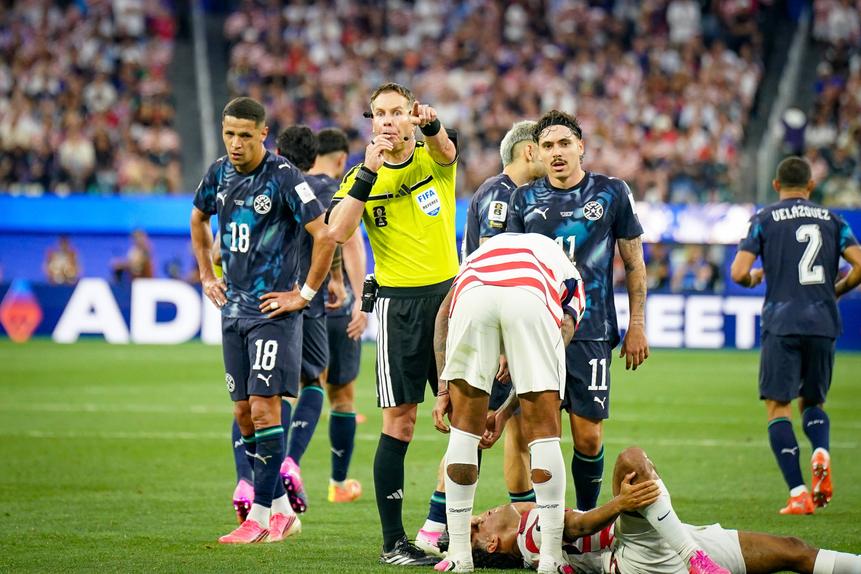 Árbitro Danny Danny Makkelie no EUA-Paraguai