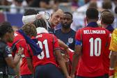 Thomas Tuchel dando instruções aos jogadores de Inglaterra já em território norte-americano - Foto: IMAGO