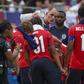 Thomas Tuchel dando instruções aos jogadores de Inglaterra já em território norte-americano - Foto: IMAGO