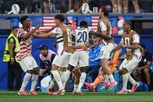 Festa dos EUA frente ao Paraguai