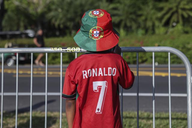 Adeptos esperaram horas pela chegada da Seleção de Portugal a Palm Beach - Foto: MIGUEL NUNES
