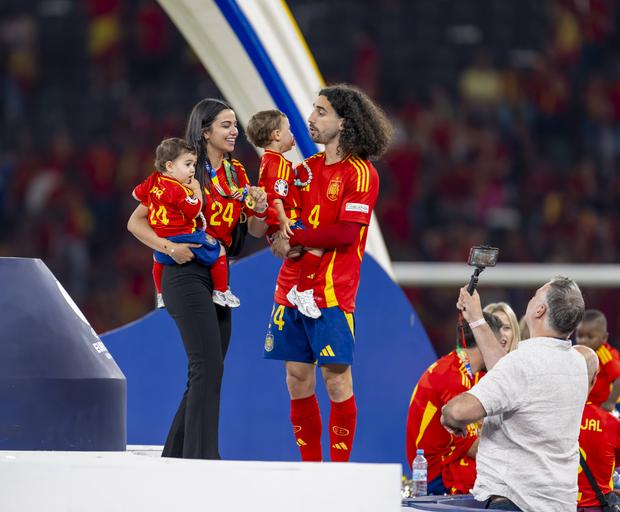 Família Cucurella na final do Euro 2024