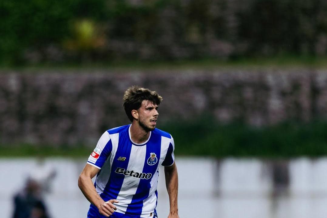 Luís Gomes, defesa-central de 21 anos do FC Porto B