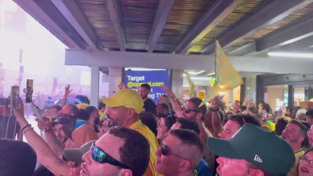 Festa à brasileira! Loucura dos adeptos do Brasil em Times Square
