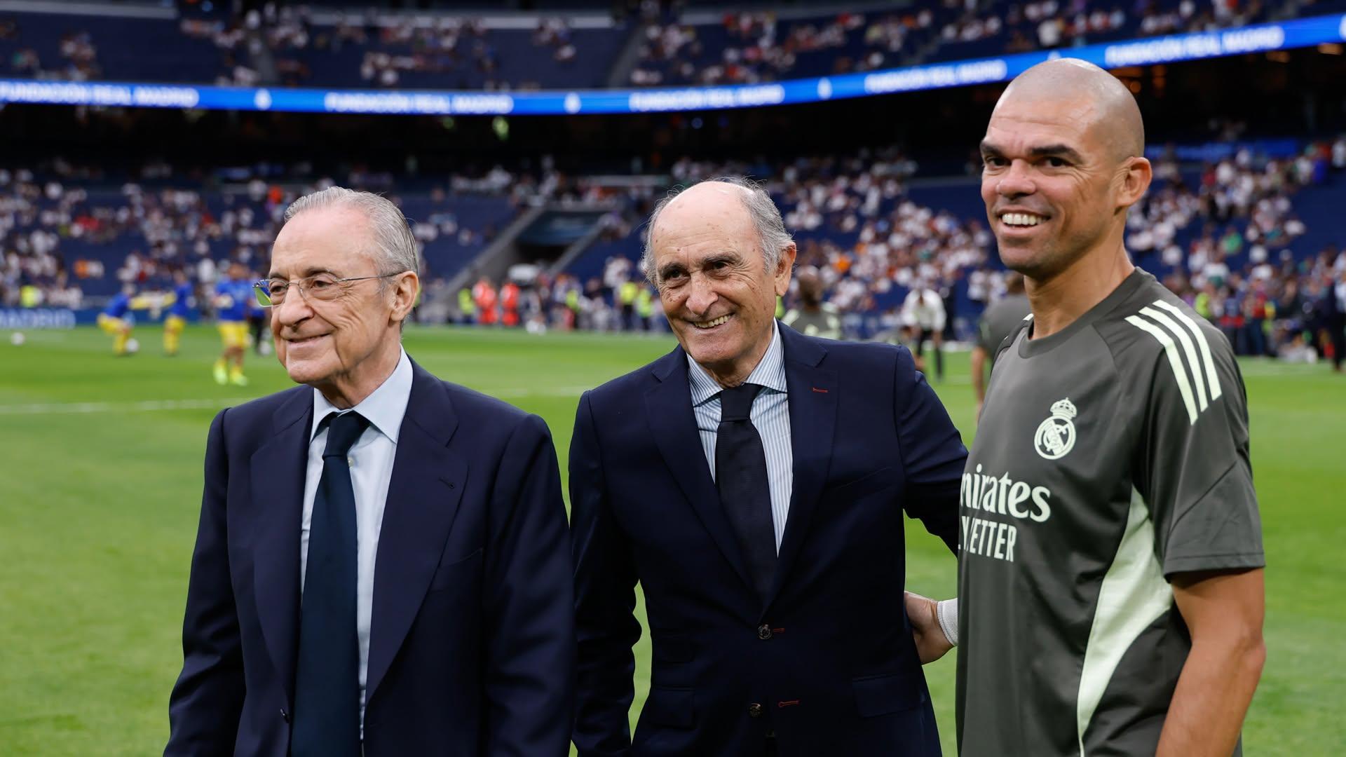 Florentino Pérez com Pepe. Foto X/Real Madrid C. F.