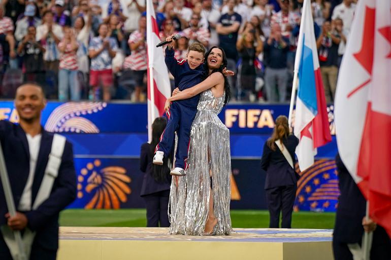Katy Perry com o jovem sensação Tius Luka