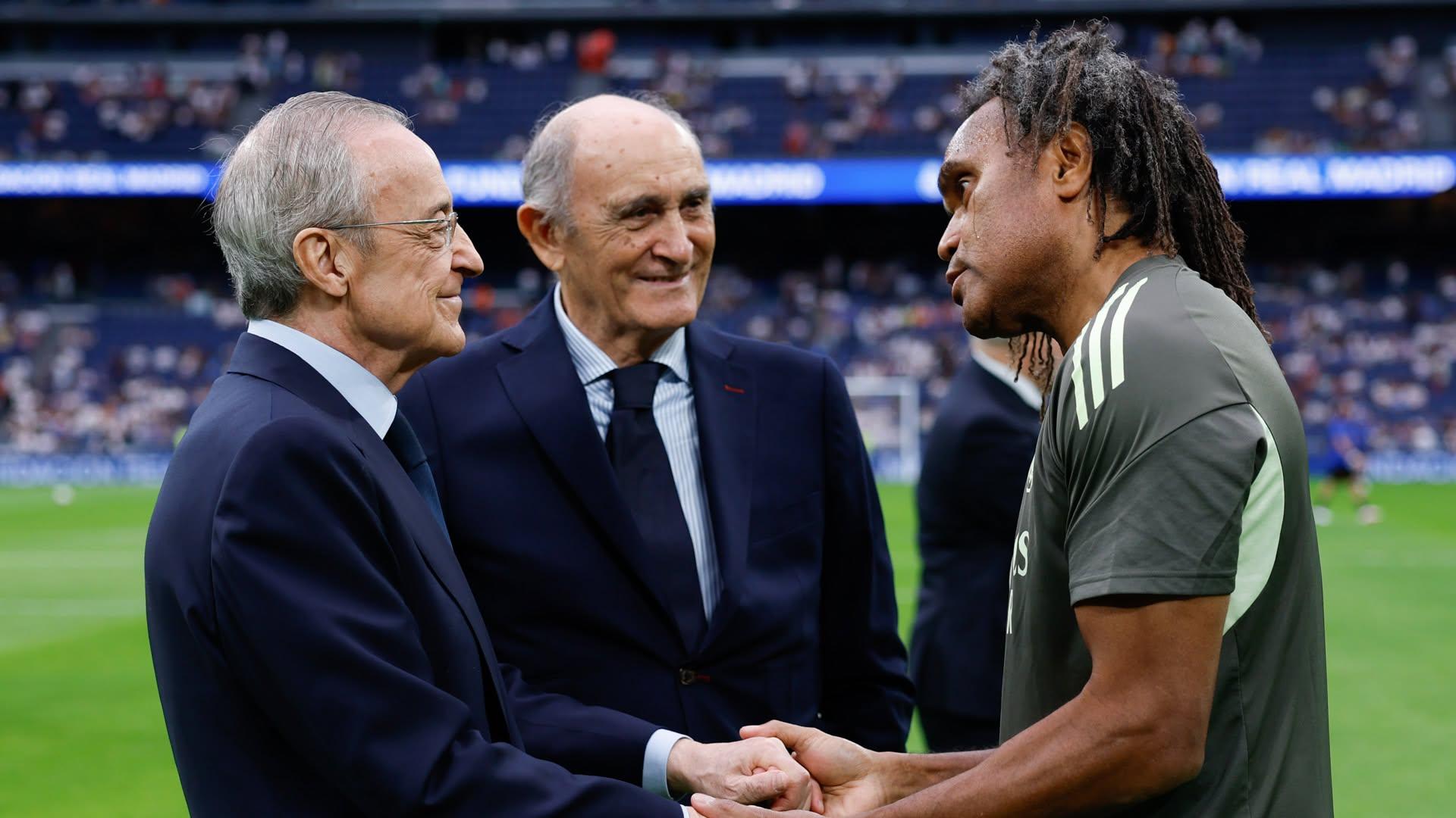 Florentino Pérez com Karembeu. Foto X/Real Madrid C. F.