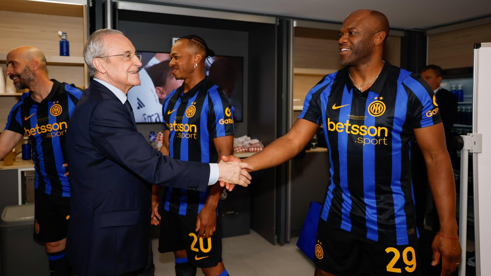Presidente do Real Madrid cumprimenta Suazo, antigo jogador do Benfica. Foto X/Real Madrid C. F.