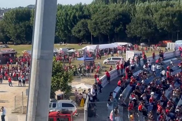 Centenas de adeptos do Benfica nas imediações do Estádio Municipal de Águeda