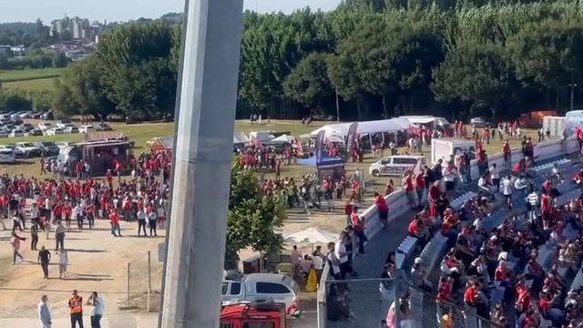 Centenas de adeptos do Benfica nas imediações do Estádio Municipal de Águeda