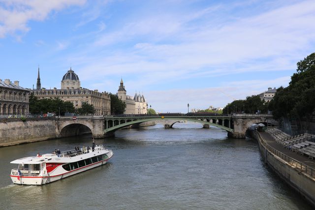 Vídeo: ministra francesa cumpriu promessa e tomou banho no Sena