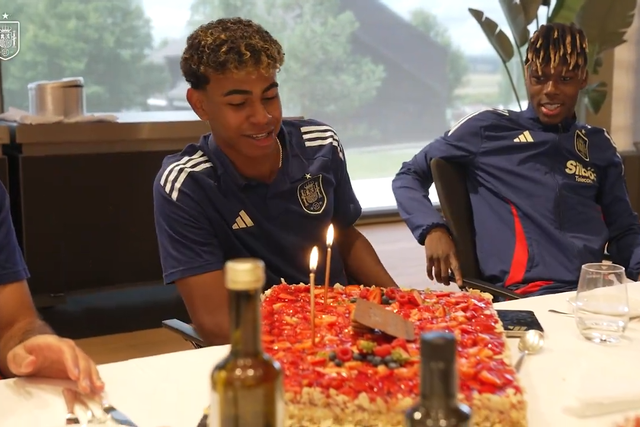 Yamal faz 17 anos e a Espanha celebrou assim