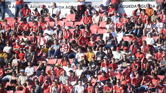 Jogadores do Benfica agradecem aos adeptos que encheram o estádio em Águeda