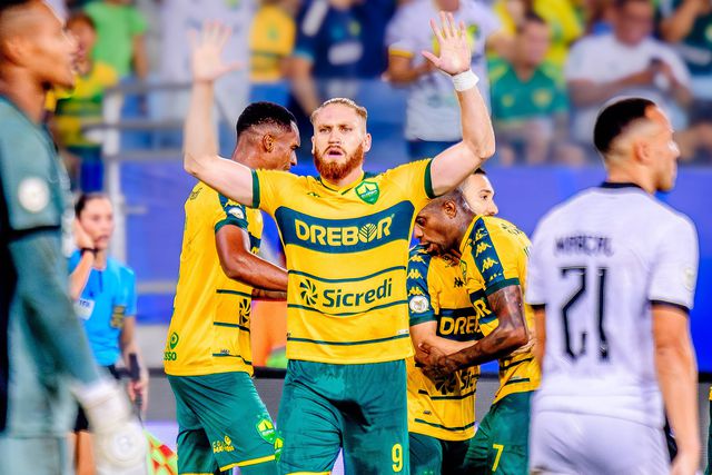 Brasileirão: Petit regressa às vitórias, Caixinha soma segunda derrota seguida