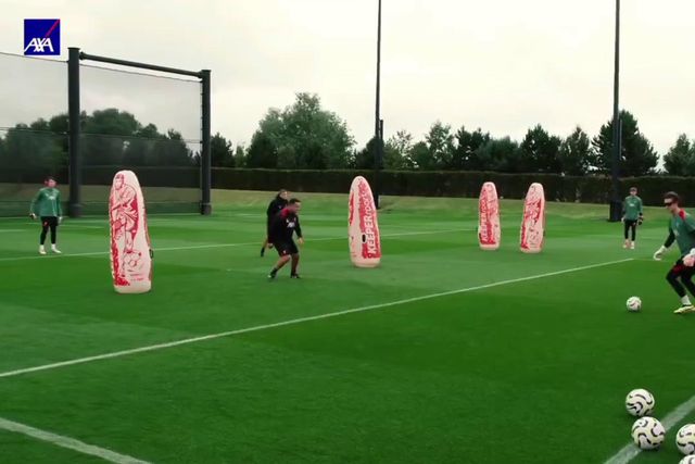 Guarda-redes do Liverpool treinam com método inovador
