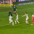 Confusão e violência no Brasil: adepto invade relvado após avançado falhar penálti (vídeo)