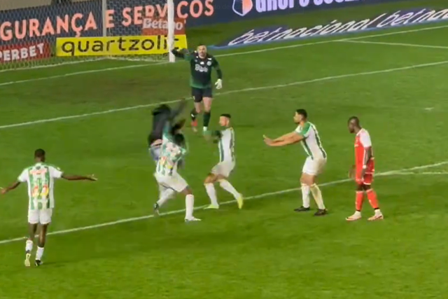 Confusão e violência no Brasil: adepto invade relvado após avançado falhar penálti (vídeo)