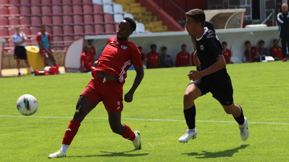 Léo Alaba, em primeiro plano, vai rescindir com o Aves SAD