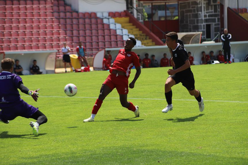 Léo Alaba, em primeiro plano, vai rescindir com o Aves SAD