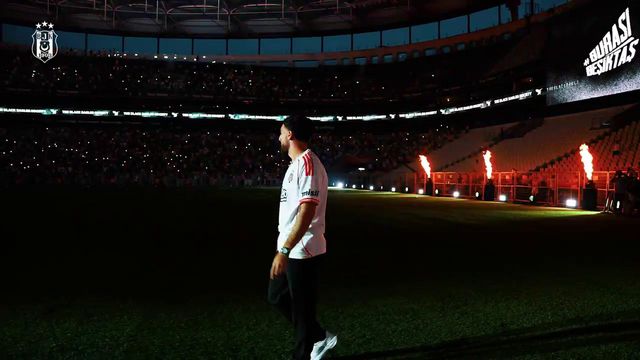 A apoteótica apresentação de Kokçu no Besiktas com estádio cheio (vídeo)
