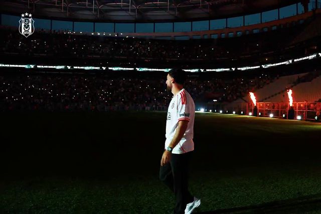 A apoteótica apresentação de Kokçu no Besiktas com estádio cheio (vídeo)