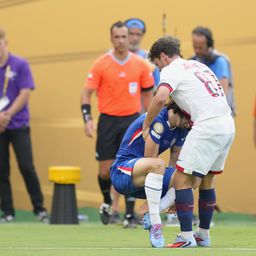João Neves a ajudar Cucurella a levantar-se após o puxão de cabelo