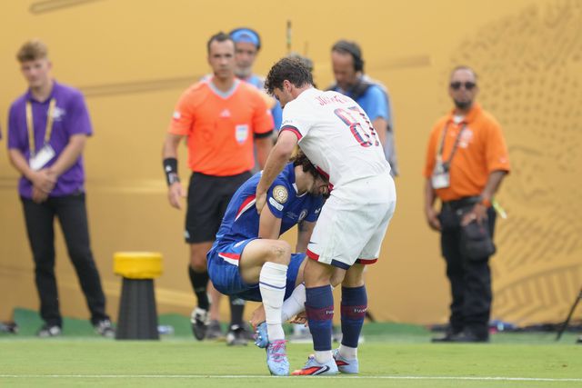 João Neves a ajudar Cucurella a levantar-se após o puxão de cabelo
