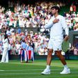 Carlos Alcaraz a agradecer o apoio dos adeptos presentes em Wimbledon