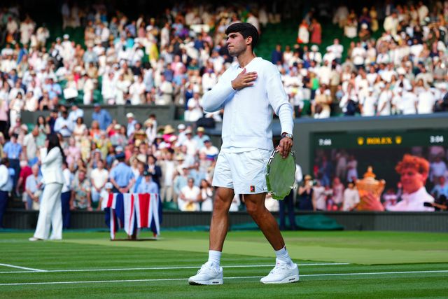 Carlos Alcaraz a agradecer o apoio dos adeptos presentes em Wimbledon