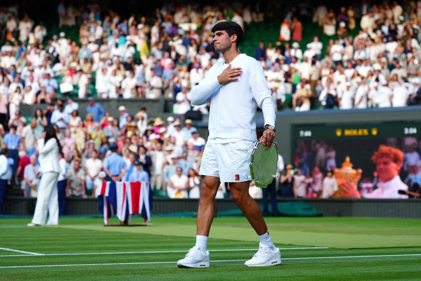 Carlos Alcaraz a agradecer o apoio dos adeptos presentes em Wimbledon