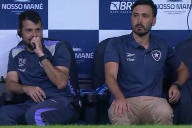 Davide Ancelotti no banco do Botafogo